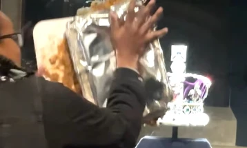 Хулигани фрлија пудинг врз витрината со кралската круна во Лондонската кула