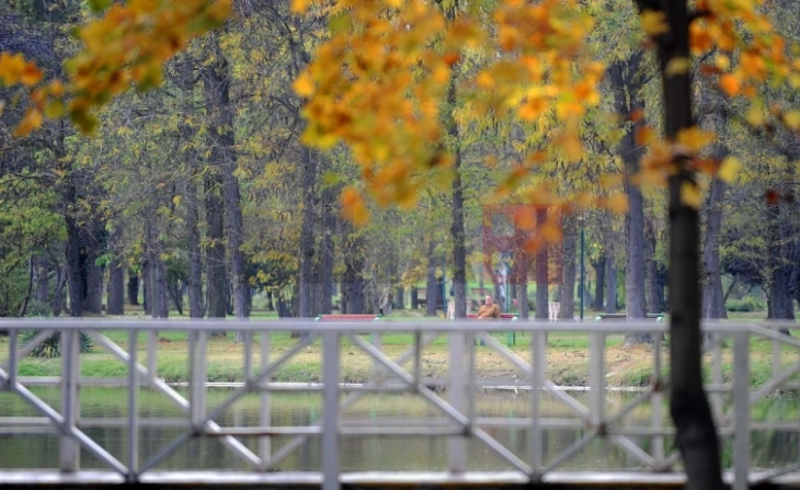 Mot me vranësira të ndryshueshme me periudha me diell, prej nesër më ngrohtë