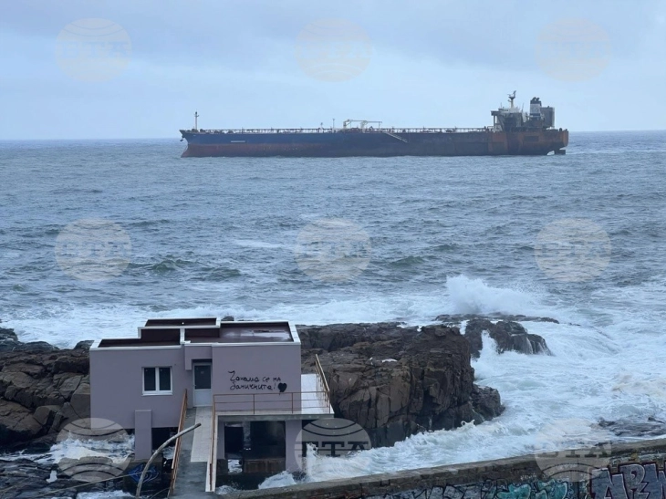 Хеликоптер го снабдува со залихи екипажот на танкерот заглавен во близина на Ахтопол 