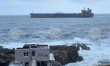 Хеликоптер го снабдува со залихи екипажот на танкерот заглавен во близина на Ахтопол 