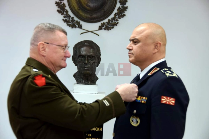 Gjeneral majori amerikan Najt e dekoron kryeshefin e SHM-së së Armatës Lafçiski me Medalje për shërbim të shquar