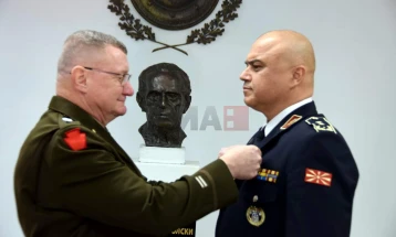 Gjeneral majori amerikan Najt e dekoron kryeshefin e SHM-së së Armatës Lafçiski me Medalje për shërbim të shquar