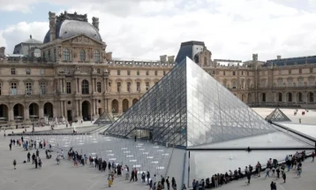 Лувр: Крадците можеле да бидат фатени ако чуварите гледале во камерите 30 секунди порано