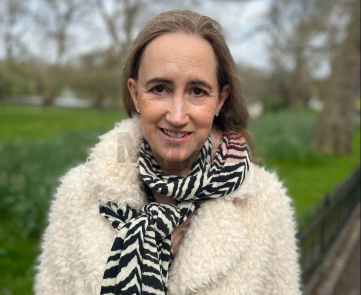 Почина Софи Кинсела (55), авторката на серијалот „Шопингхоличарка“