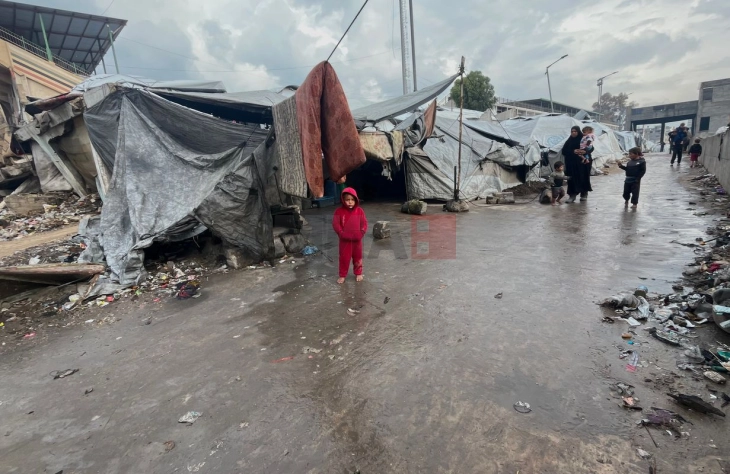 Раселените во Газа се борат со поплави