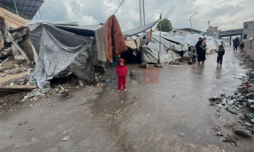 Раселените во Газа се борат со поплави