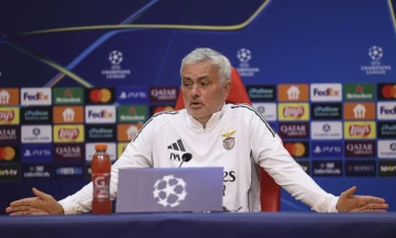 Мурињо на прес конференцијата дојде со подарок