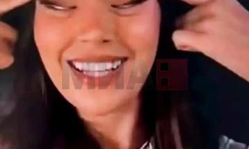 Мис на Финска остана без круна поради расистички гест