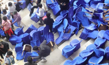 Турнејата на Меси низ Индија започна во хаос, лутите навивачи фрлаа седишта на теренот