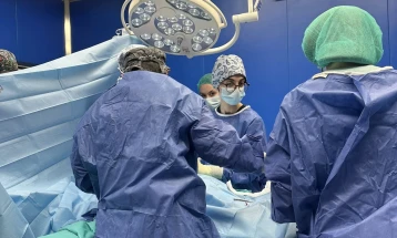 Për herë të parë në Maqedoni është kryer një ndërhyrje kirurgjikale te një fëmijë me deformim kongjenital të rrallë