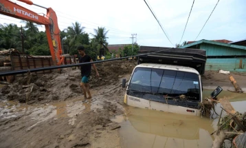 Mbi një mijë viktima nga përmbytjet dhe rrëshiqitja e dheut në Indonezi