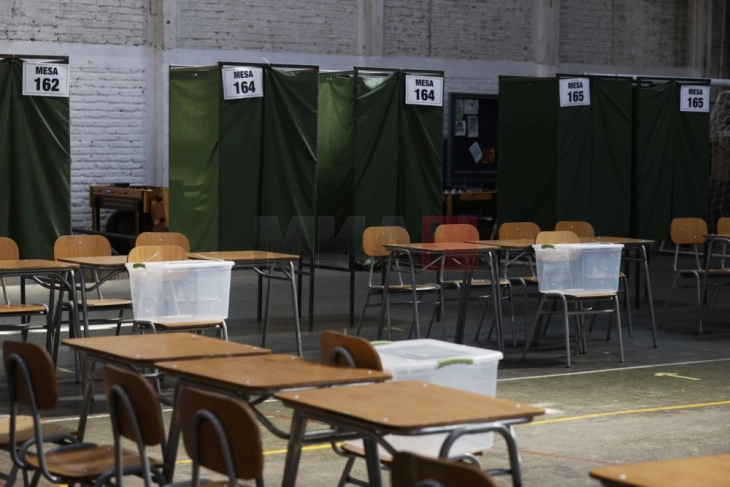 Чиле избира претседател: Фаворитот на екстремната десница Каст против кандидатот на Комунистичката партија Хара