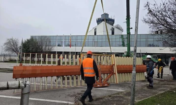 Започна демонтажа на стариот радар на Аеродромот Скопје, авионскиот сообраќај се одвива непречено