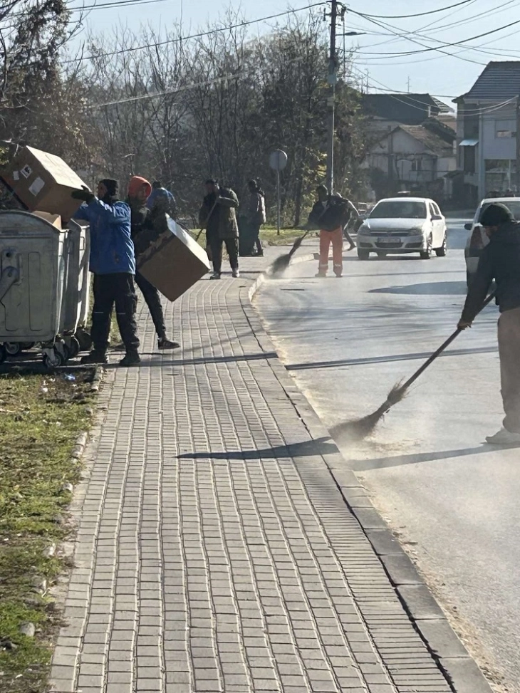 Во Кочани акција за чистење на улици тротоари во делови од градот