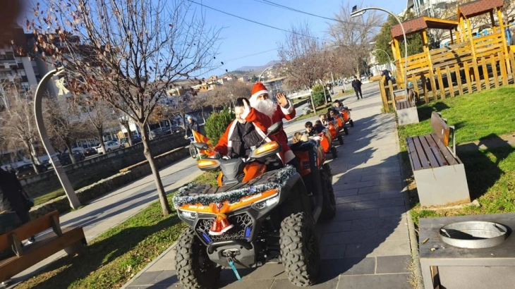 Предновогодишно со возчето на Доброволното противпожарно друштво од Кочани  и Дедо Мраз