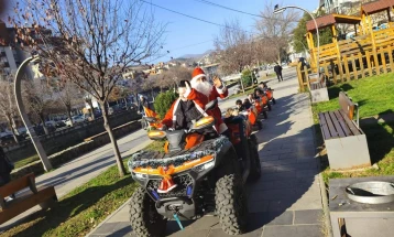 Предновогодишно со возчето на Доброволното противпожарно друштво од Кочани  и Дедо Мраз