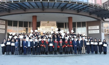 Universiteti i Tetovës ndau bursa për studentët ekselentë