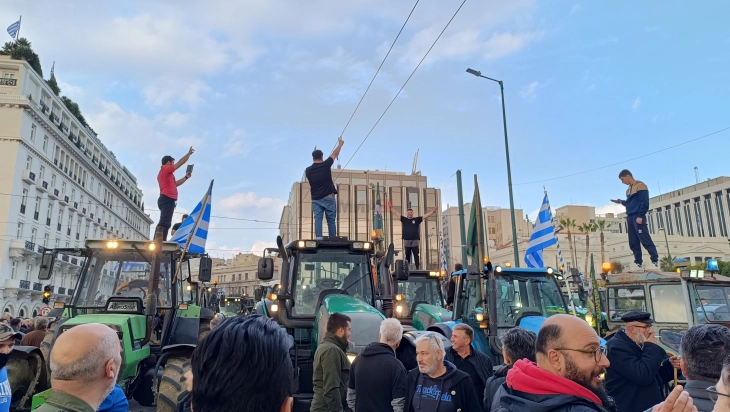 Анкета: Осум од десет Грци сметаат дека се оправдани активностите на земјоделците