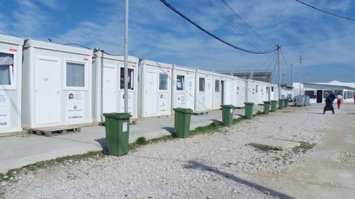 Жител на Египет одзел предмети од Црвен крст во Транзитен центар Табановце