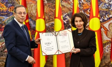 Siljanovska-Davkova pranoi letrat kredenciale të ambasadorit të sapoemëruar të Algjerisë, Abdelmaxhid Naamun