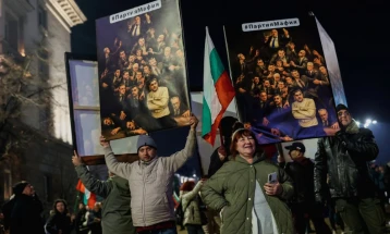 Илјадници Бугари и синоќа протестираа против корупцијата, бараат фер избори и независно судство