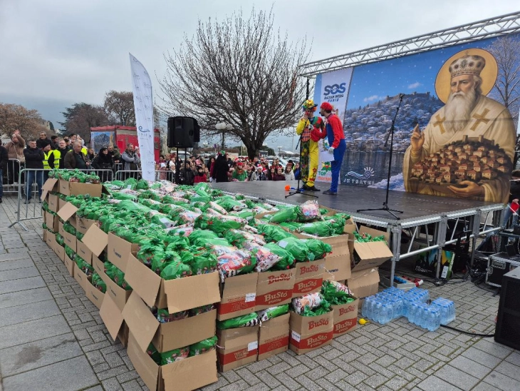 Пет илјади пакетчиња за децата од Охрид и Дебрца, акција на „СОС Балкан медиа“