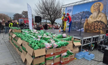 Пет илјади пакетчиња за децата од Охрид и Дебрца, акција на „СОС Балкан медиа“