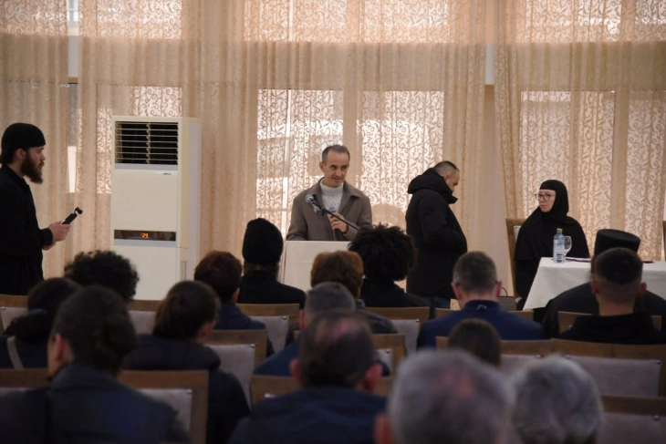 Во Дебар се одржа панел дискусија на тема „Да водиме со личен пример“