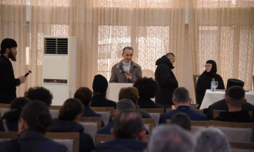 Во Дебар се одржа панел дискусија на тема „Да водиме со личен пример“