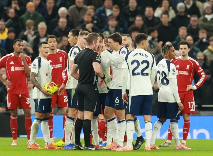 Ливерпул го победи Тотенхем, Спарс го завршија натпреварот со девет играчи