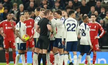 Ливерпул го победи Тотенхем, Спарс го завршија натпреварот со девет играчи