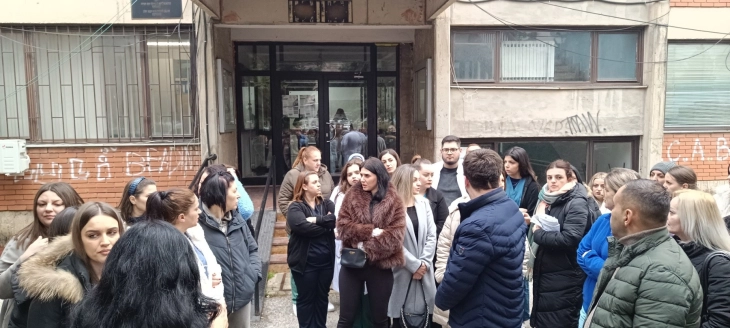 Протест на дел од медицинскиот персонал од Клиничка болница Тетово кои остана без трајно вработување