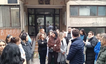 Протест на дел од медицинскиот персонал од Клиничка болница Тетово кои остана без трајно вработување