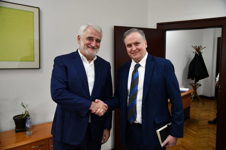 Menduh Thaçi takoi shefin e zyrës politike të Ambasadës Amerikane, Mejers