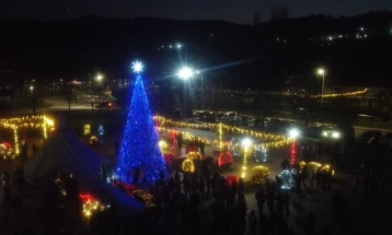 Свечено запалена новогодишната елка во Македонска Каменица