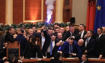 Секретаријатот за етика на албанскиот Парламент им изрече суспензија од 30 дена на шестмина пратеници на ДП поради хаосот на последната пленарна седница