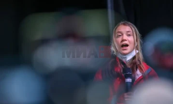 Greta Thunberg arrestohet në Londër për mbështetje të grevistëve nga 