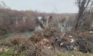 Изместување на коритото на Црна Река, загрозен локалниот пат кон село Трстеник 
