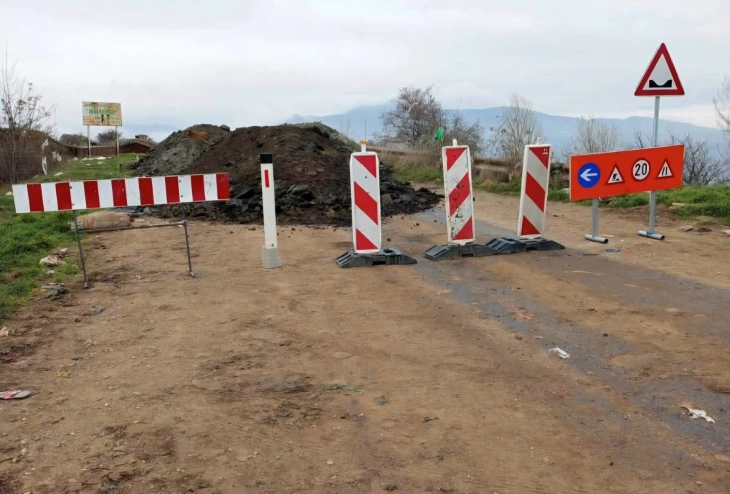 Свлечиште го деформира коловозот меѓу Новаци и Маково