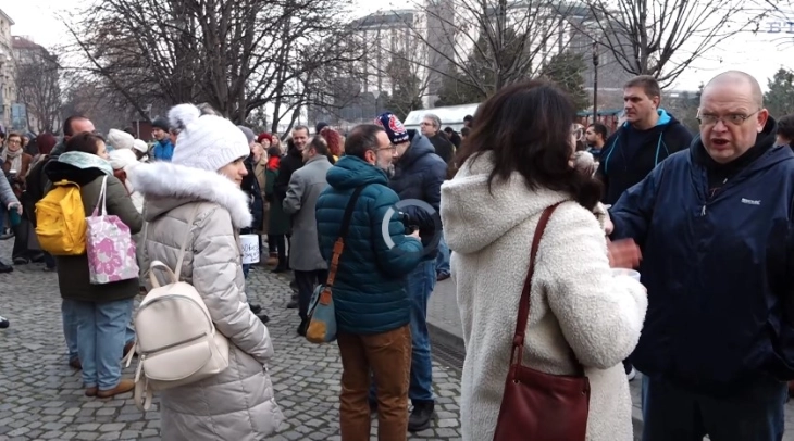 Протест пред бугарската телевизија бТВ поради отпуштање на новинарка