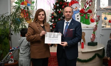 Гаши донираше средства за три училишта во пресрет на новогодишните празници