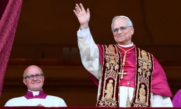 Папата Лав XIV ги поздрави верниците и покрај поројниот дожд на плоштадот „Свети Петар“ пред неговата божиќна миса