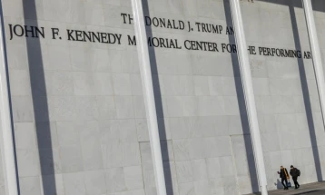 Откажан традиционалниот џез концерт за Бадник во „Центарот Кенеди“ откако името на Трамп е додадено на зградата