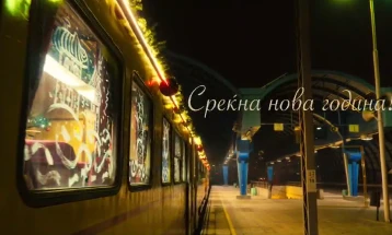 Железници за првпат со специјално украсен новогодишен воз и празнично возење