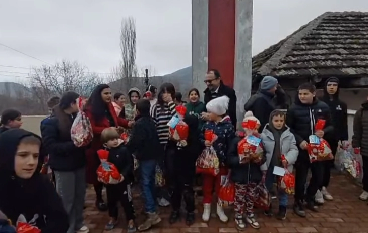 Новогодишни пакетчиња за децата од Голо Брдо од македонски активисти