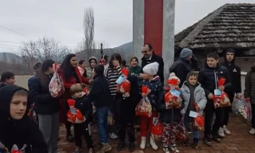 Новогодишни пакетчиња за децата од Голо Брдо од македонски активисти