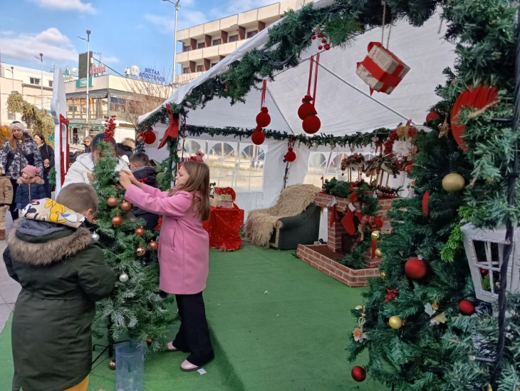 Натпревар за најбрзо китење елка во Кавадарци 