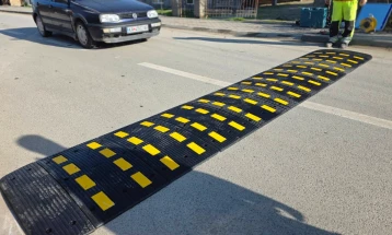 Најфреквентната улица во Росоман добива легнати полицајци