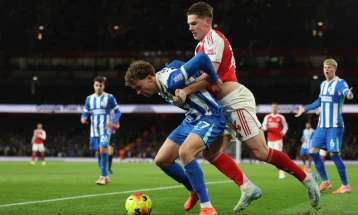 Арсенал останува лидер во Премиер лигата