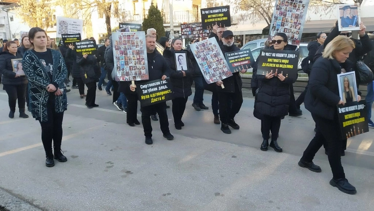 Пред Нова година и Божиќ, кога светот се радува, кај нас празниците болат најмногу, порачаа семејствата на загинатите во „Пулс“ на 35. Марш на ангелите